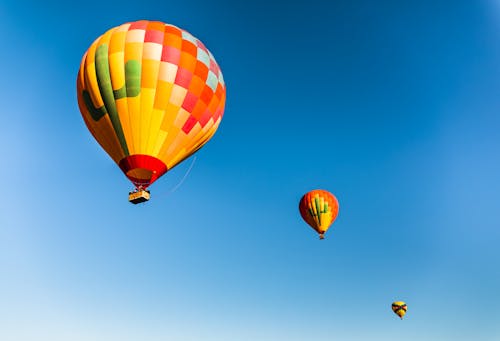 Бесплатное стоковое фото с воздушные шары, голубое небо, голубые небеса