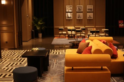 Free Luxurious hotel lobby featuring modern furniture and warm lighting for a cozy ambiance. Stock Photo