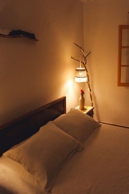 Fotomural Un dormitorio cálido y acogedor con iluminación ambiental y decoración rústica, perfecto para una escapada confortable.