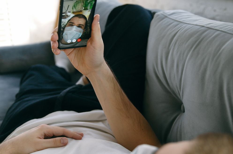 Online dating: starting a conversation on a niche platform