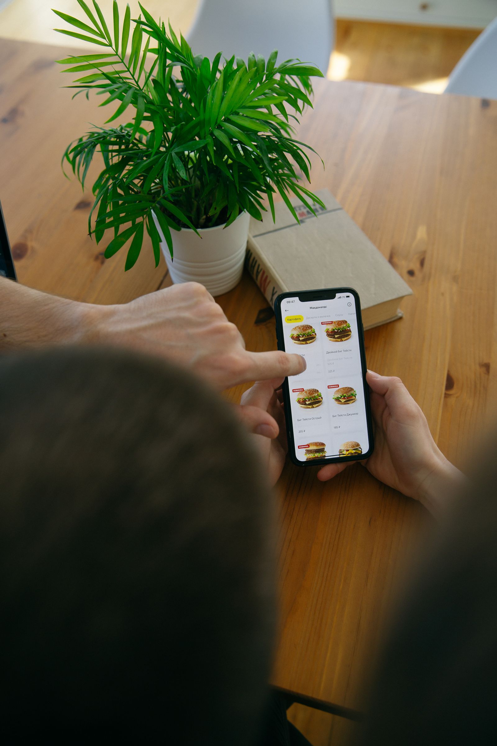 A person browsing an online restaurant menu. Photograph by Polina Zimmerman via Pexels.