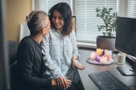 一对幸福的夫妇在舒适的家庭办公室里点着蜡烛，共度时光