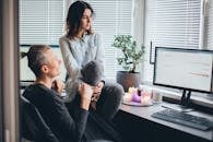 两个人在家庭办公室里讨论项目，气氛轻松而融洽