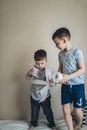 两个男孩在室内开心地用卫生纸玩耍