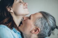 一对夫妇温柔特写的亲密时刻，象征着室内的浪漫与团结