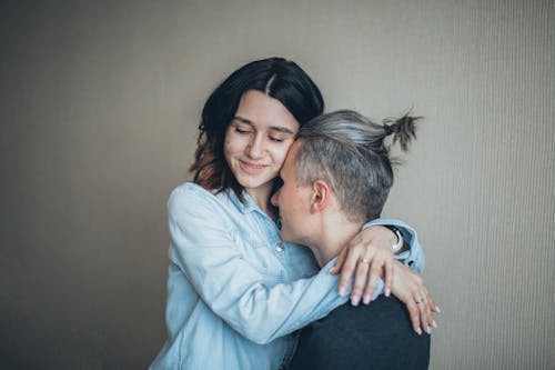 Ilmainen kuvapankkikuva tunnisteilla brunette, halaaminen, halaus