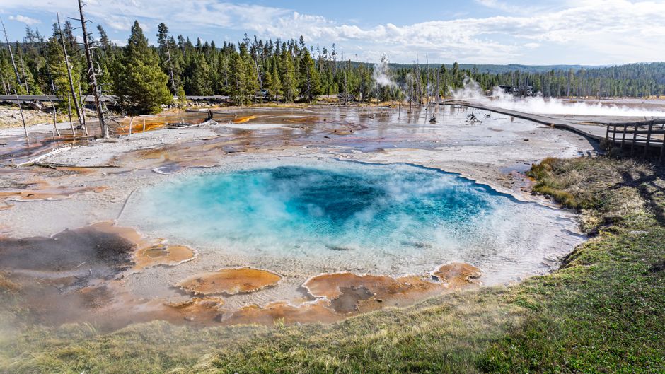 A stunning hot spring with vibrant colors at Yellowstone National Park.