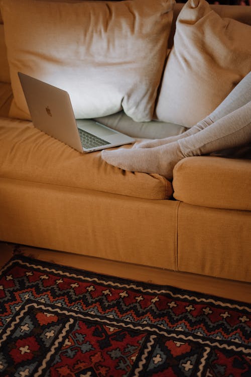 MacBook, 公寓房, 呆在家里 的 免费素材图片