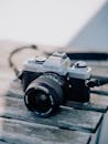 经典美能达胶片相机在户外木制桌子上的特写镜头