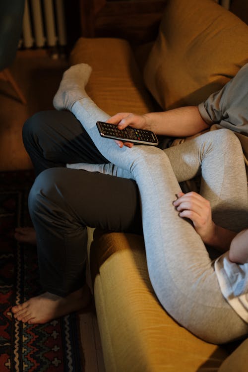 Foto profissional grátis de amor, assistindo tv, bela casa