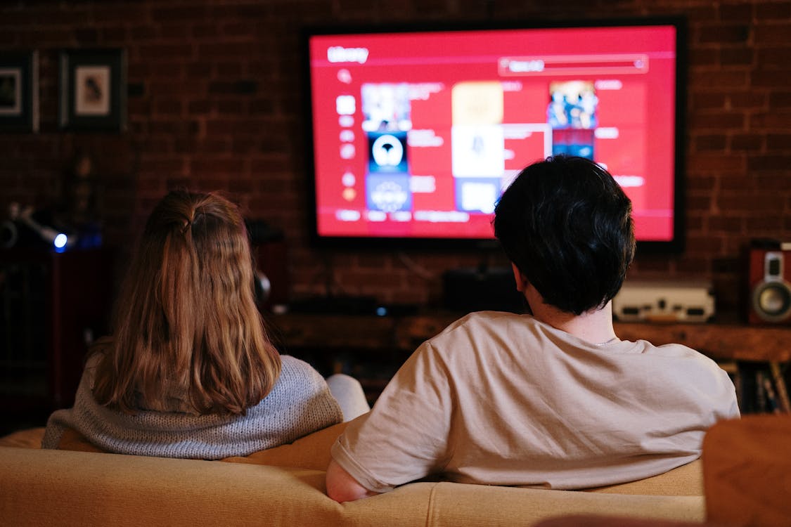 Foto profissional grátis de amor, assistindo, assistindo tv