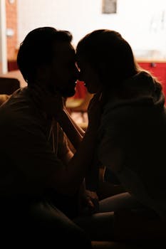 傍晚的灯光下，情侣在家中舒适地拥抱，勾勒出亲密的轮廓