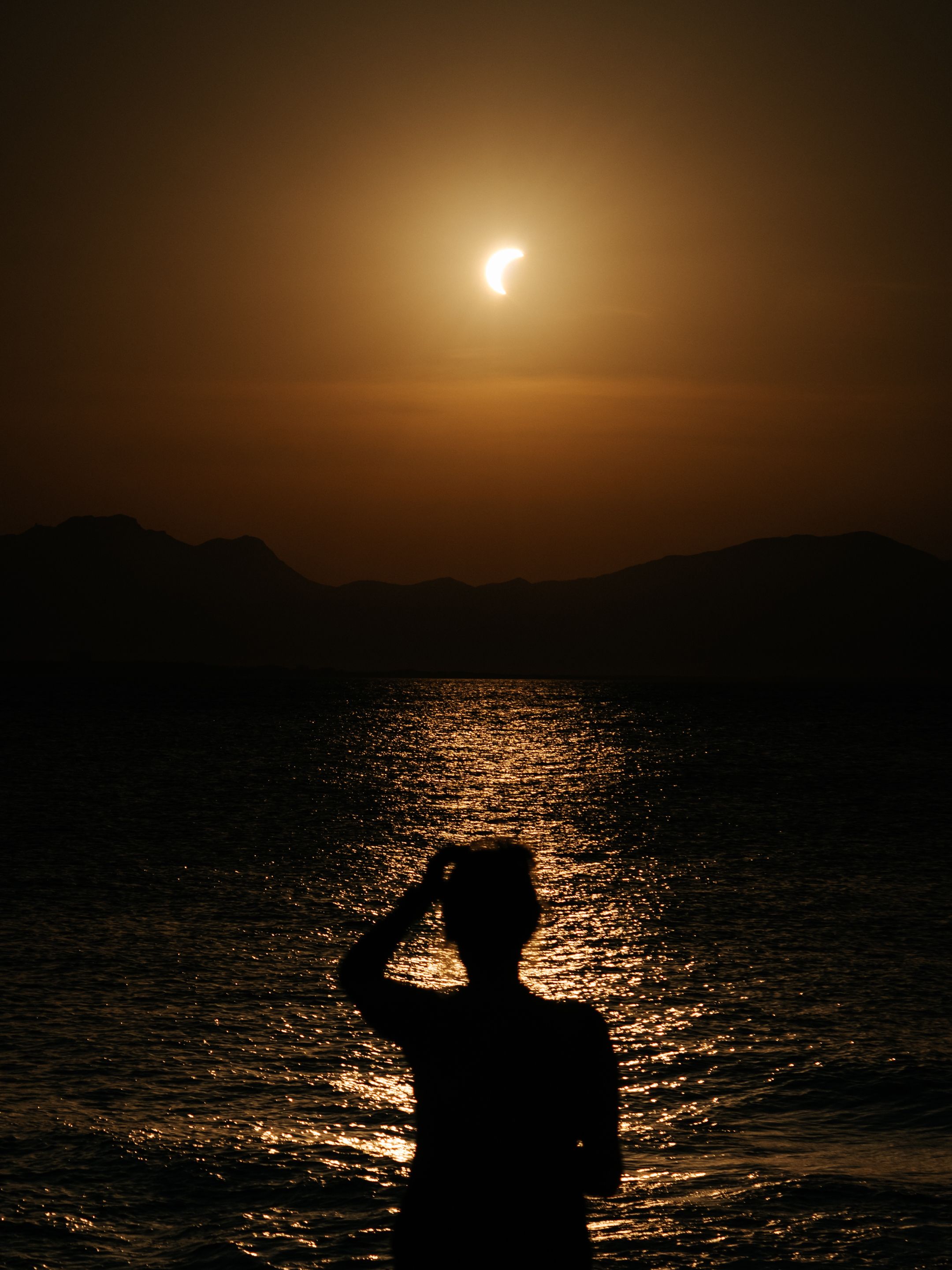 Eclipse Solar Sobre O Mar Com Silhueta · Foto profissional gratuita