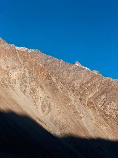 Free A stunning mountain range in LA, India, under a vibrant blue sky, showcasing natural beauty. Stock Photo