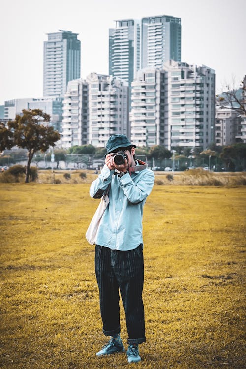 Gratis stockfoto met blauwe lange mouwen, bomen, dslr-camera