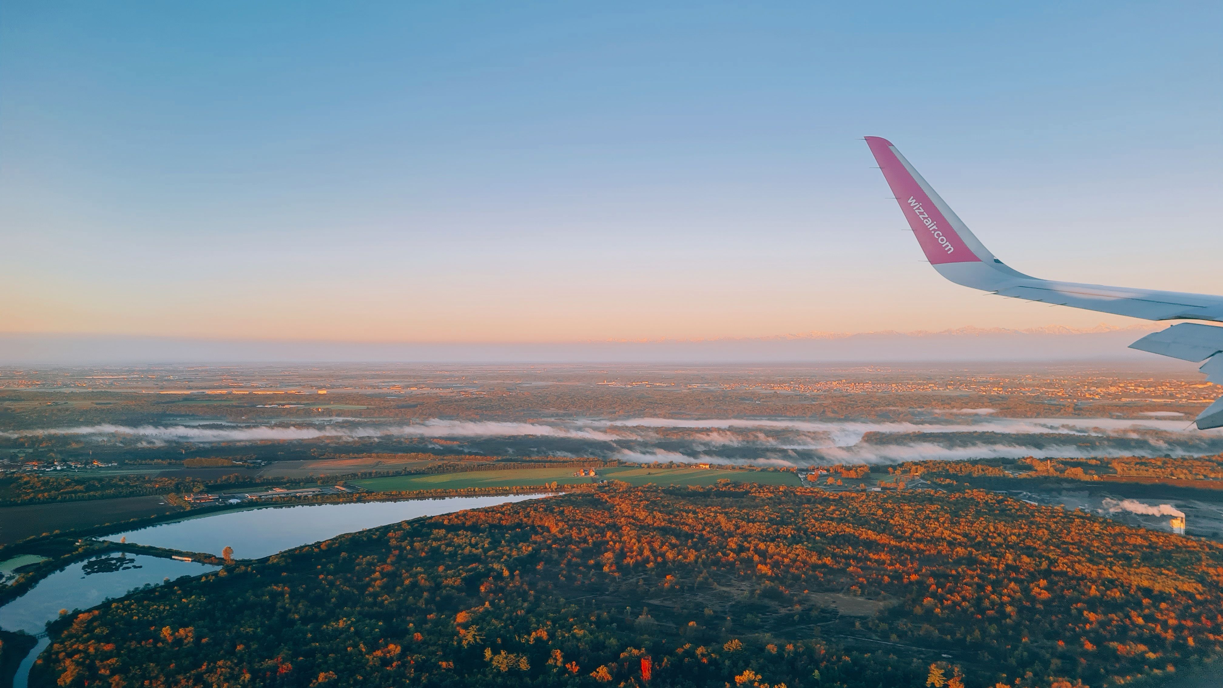 United Airlines Makes MileagePlus Status Harder To Earn, Betting Frequent Flyers Are Too Loyal To Leave — Photo by Szcze hoo 