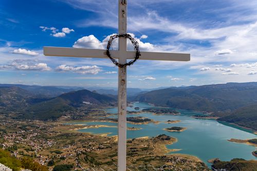 Free A stunning aerial view of Lake Jablanica with a cross in the foreground and vast landscapes. Stock Photo