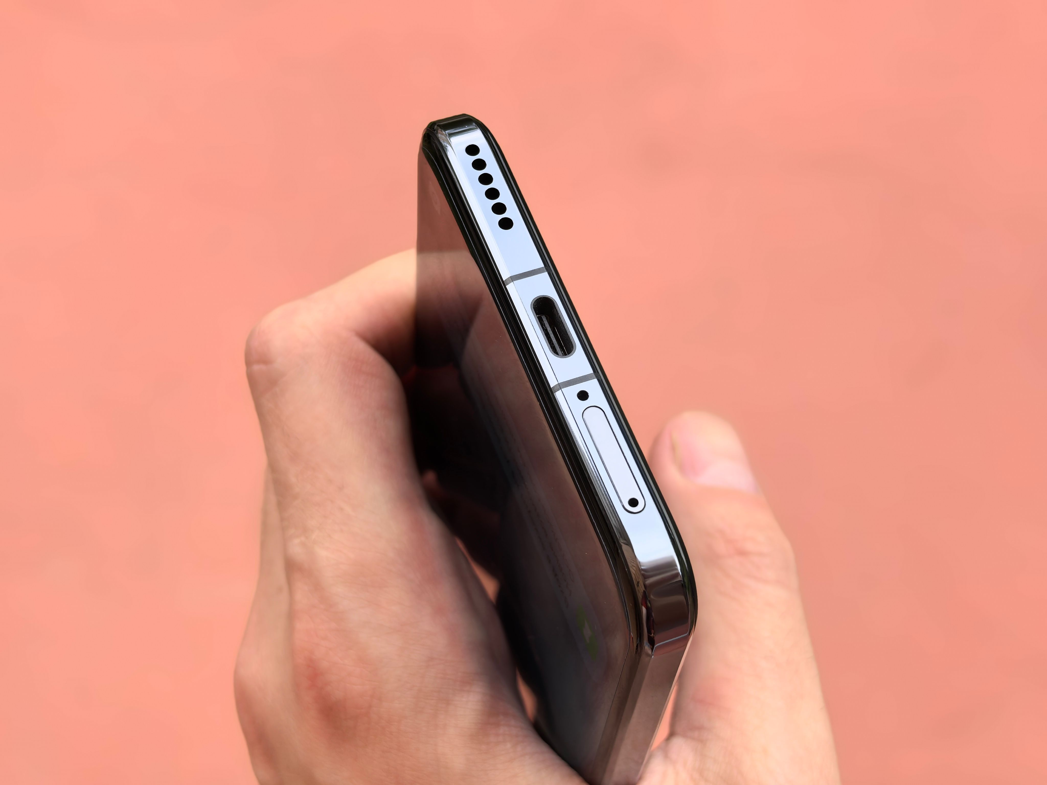 USB-C 충전 중인 스피커