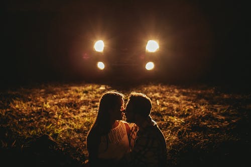 Cặp đôi Trẻ Lãng Mạn ôm ấp Nhau Khi Hẹn Hò ở Vùng Nông Thôn Vào Ban đêm