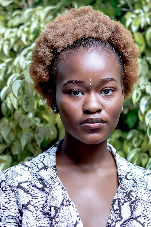 Nadenkend Jonge Zwarte Vrouw Rusten In De Tuin En Camera Kijken