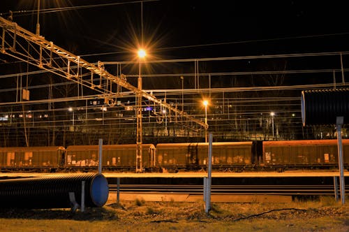 Foto profissional grátis de estação de trem, estrada de ferro, leve