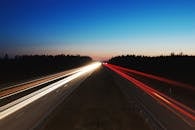 黄昏时分，在瑞典高速公路上用长时间曝光拍摄光痕