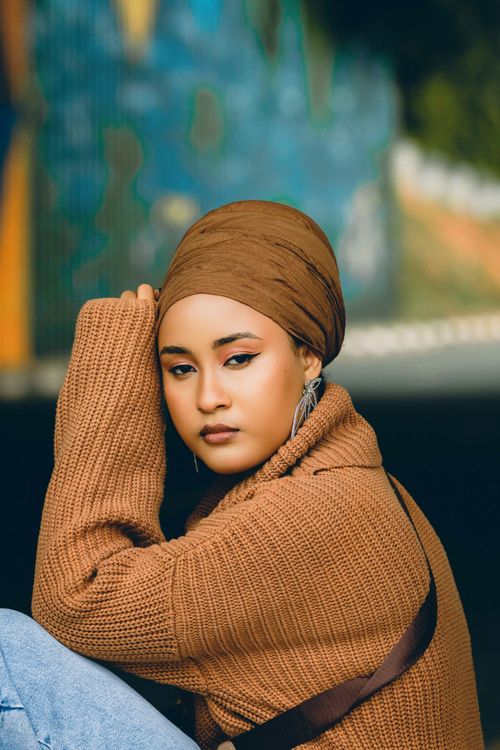 Free Young woman in a brown sweater outdoors in Abuja, Nigeria. Stock Photo