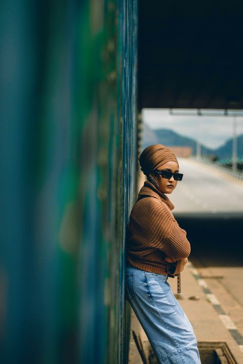 Free A fashionable woman poses against a wall in Abuja, Nigeria, exuding urban style and confidence. Stock Photo