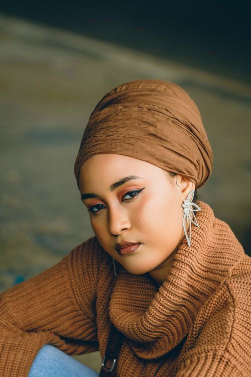 Free Portrait of a stylish woman in a cozy sweater and head wrap, Abuja, Nigeria. Stock Photo