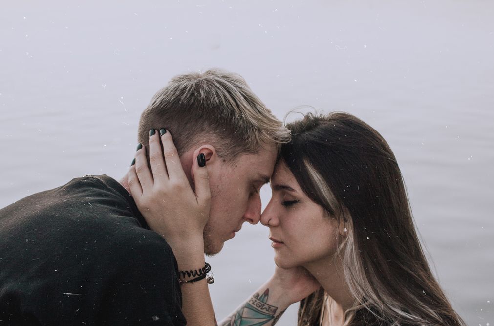 Online dating: starting a conversation on a niche platform