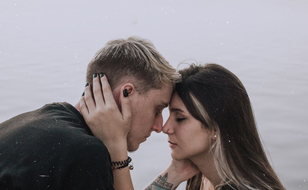 Online dating: starting a conversation on a niche platform