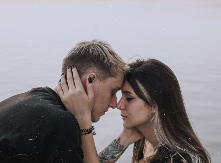 Online dating: starting a conversation on a niche platform
