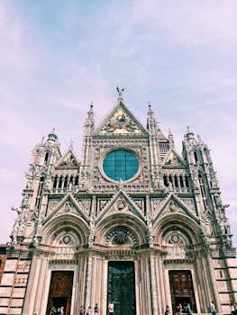 锡耶纳大教堂的外观令人惊叹，展示了哥特式建筑风格