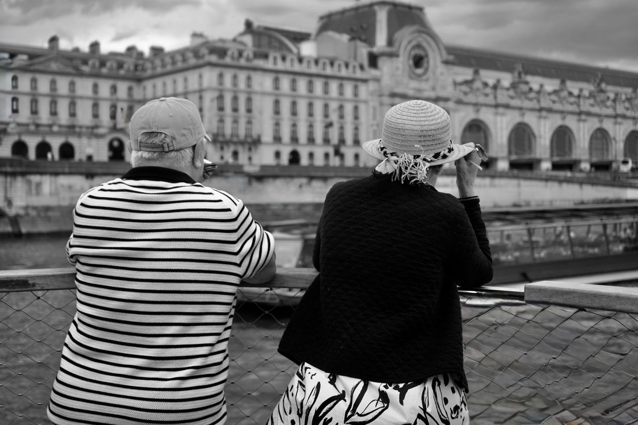 Images d'un couple d'octogénaires prétendument dépouillé à Paris le 17 octobre 2026