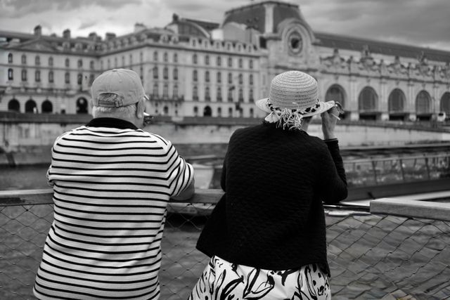 Images d'un couple d'octogénaires prétendument dépouillé à Paris le 17 octobre 2026