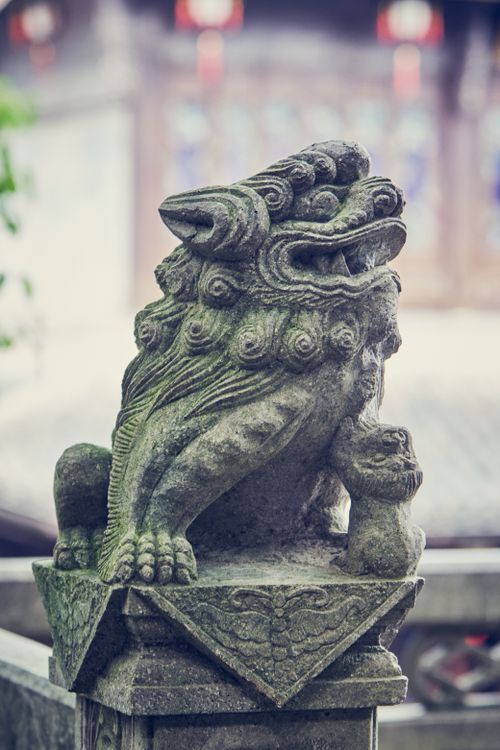Free Detailed stone lion statue in an outdoor setting, showcasing traditional craftsmanship. Stock Photo