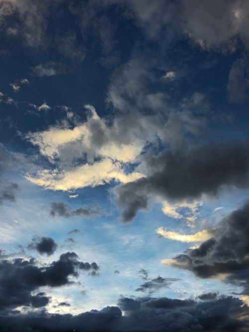 Free Dramatic clouds fill the sky during twilight, offering a stunning view. Stock Photo