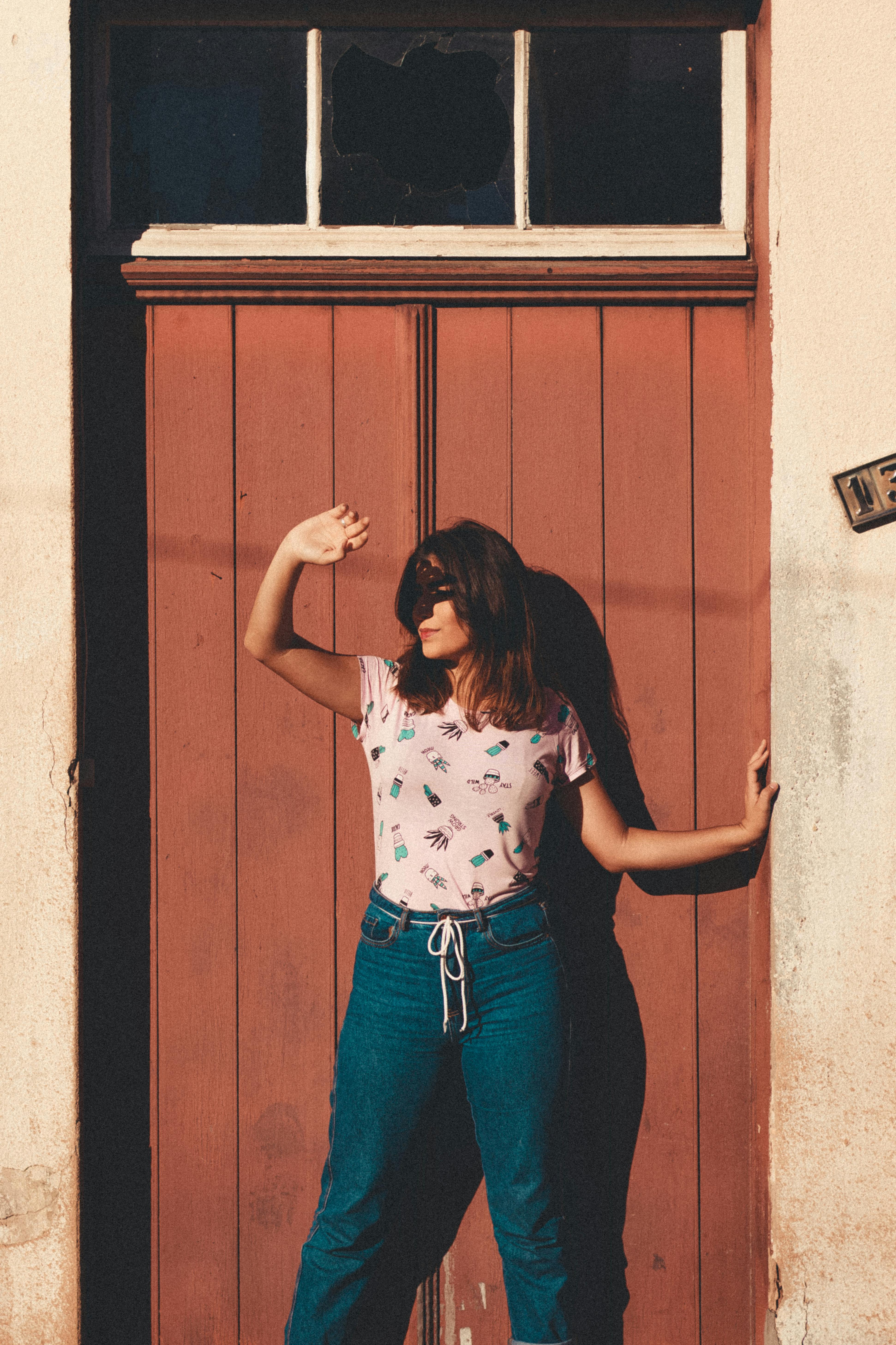 How do you hide the lower belly pooch in jeans?