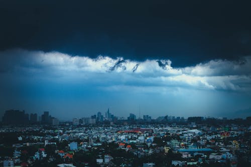 Horizonte De La Ciudad Bajo Un Cielo Azul