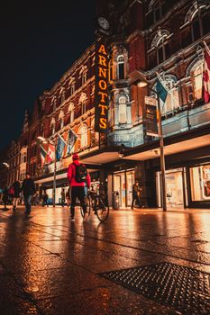 都柏林的夜晚，街景突出了阿诺特百货公司和充满活力的城市生活