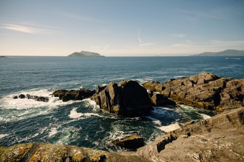 Free Dramatic coastal view along the Wild Atlantic Way in Ireland with rocky cliffs and ocean waves. Stock Photo