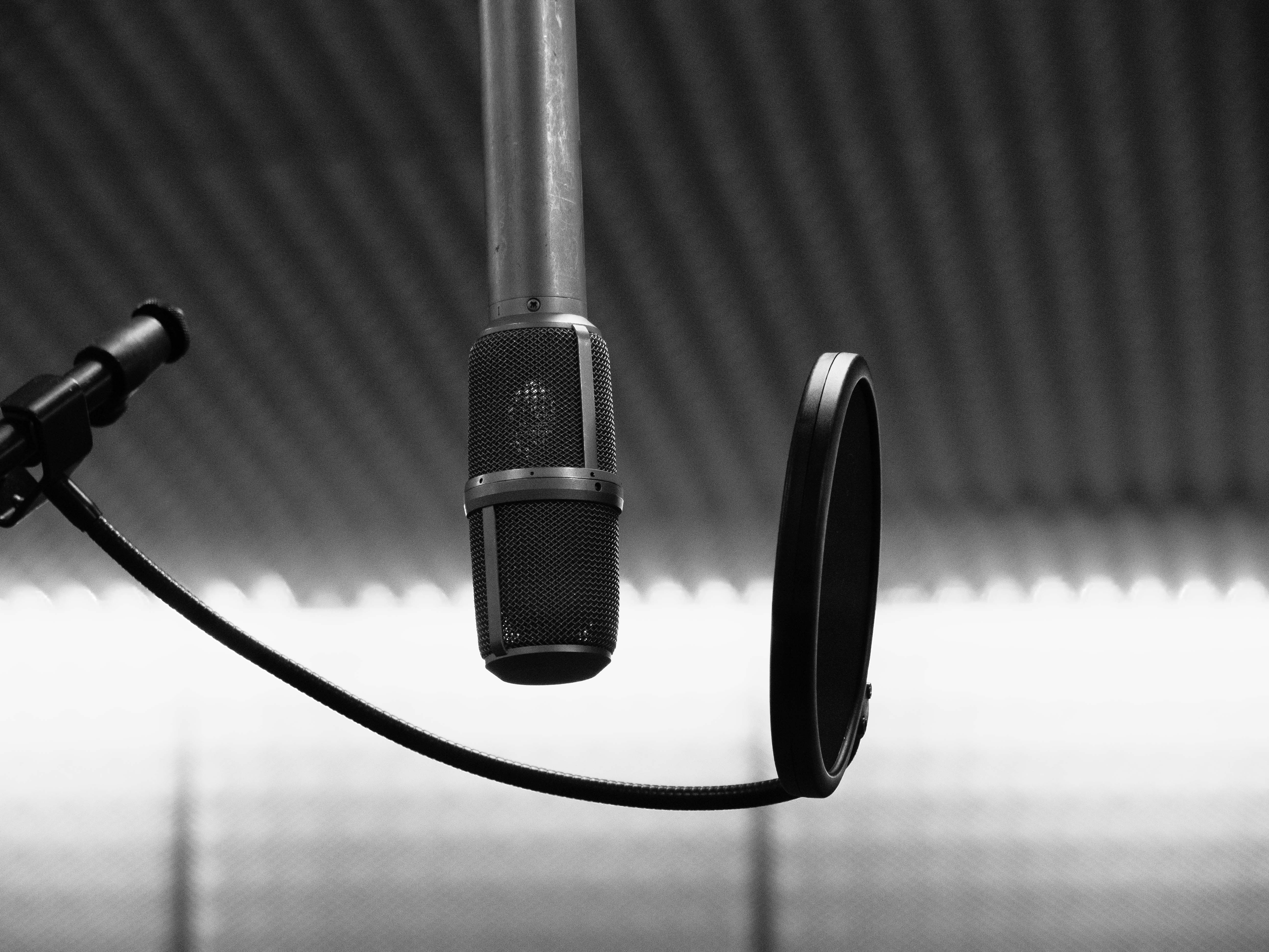 Eski bir stüdyo mikrofonu ve radyo ekipmanı