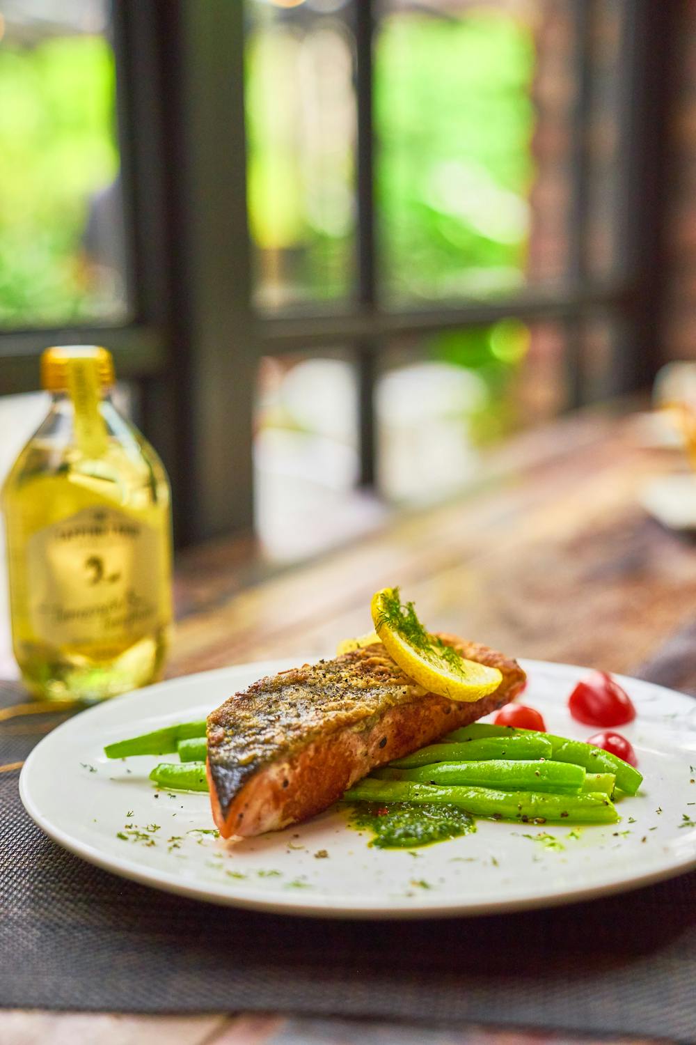 Roasted fish steak with green beans and lemon · Free Stock Photo