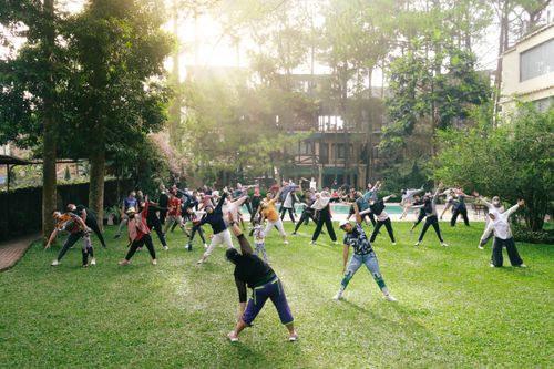 Free A large group stretching exercise outdoors in a sunny park, promoting wellness and teamwork. Stock Photo