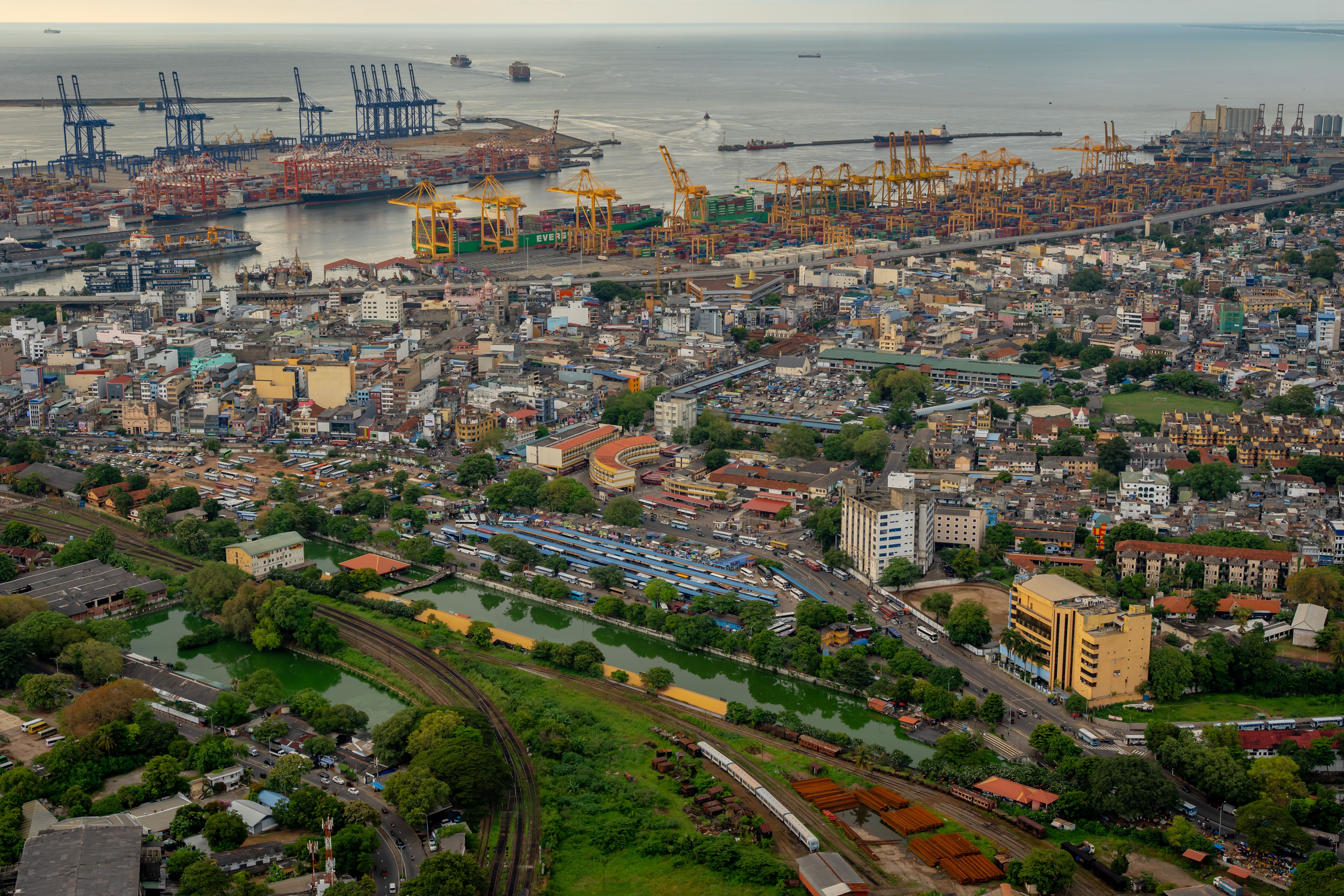 Blick über Colombo mit Hafen und Stadtlandschaft in Sri Lanka
