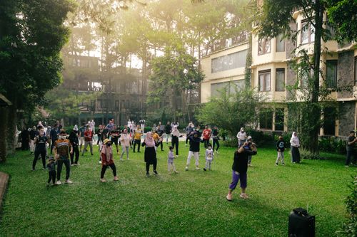 Free A lively group of diverse individuals participating in a fitness class in a verdant outdoor park setting. Stock Photo