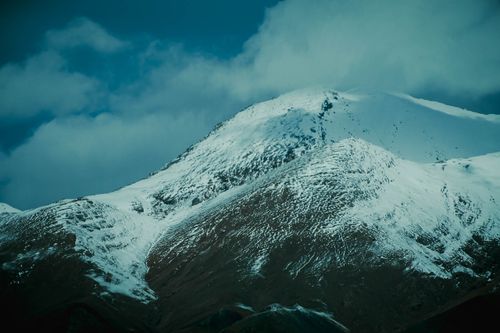 Free A breathtaking view of a snow-covered mountain under a bright blue sky, showcasing natural beauty and tranquility. Stock Photo