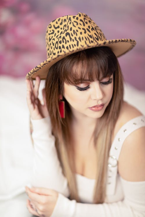 Mujer En Camiseta Blanca Con Sombrero De Paja Marrón