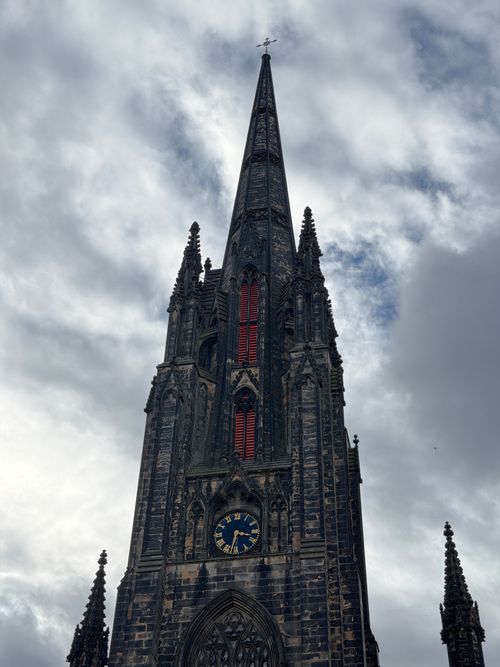 Free A majestic Gothic church spire in Edinburgh, showcasing intricate architecture under cloudy skies. Stock Photo