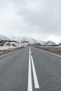 冬季，积雪覆盖的道路穿过巴彦-厄勒邦山区